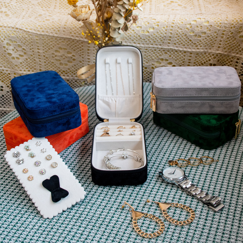What is the Difference Between A Velvet Jewelry Box and A PU Leather Jewelry Box?